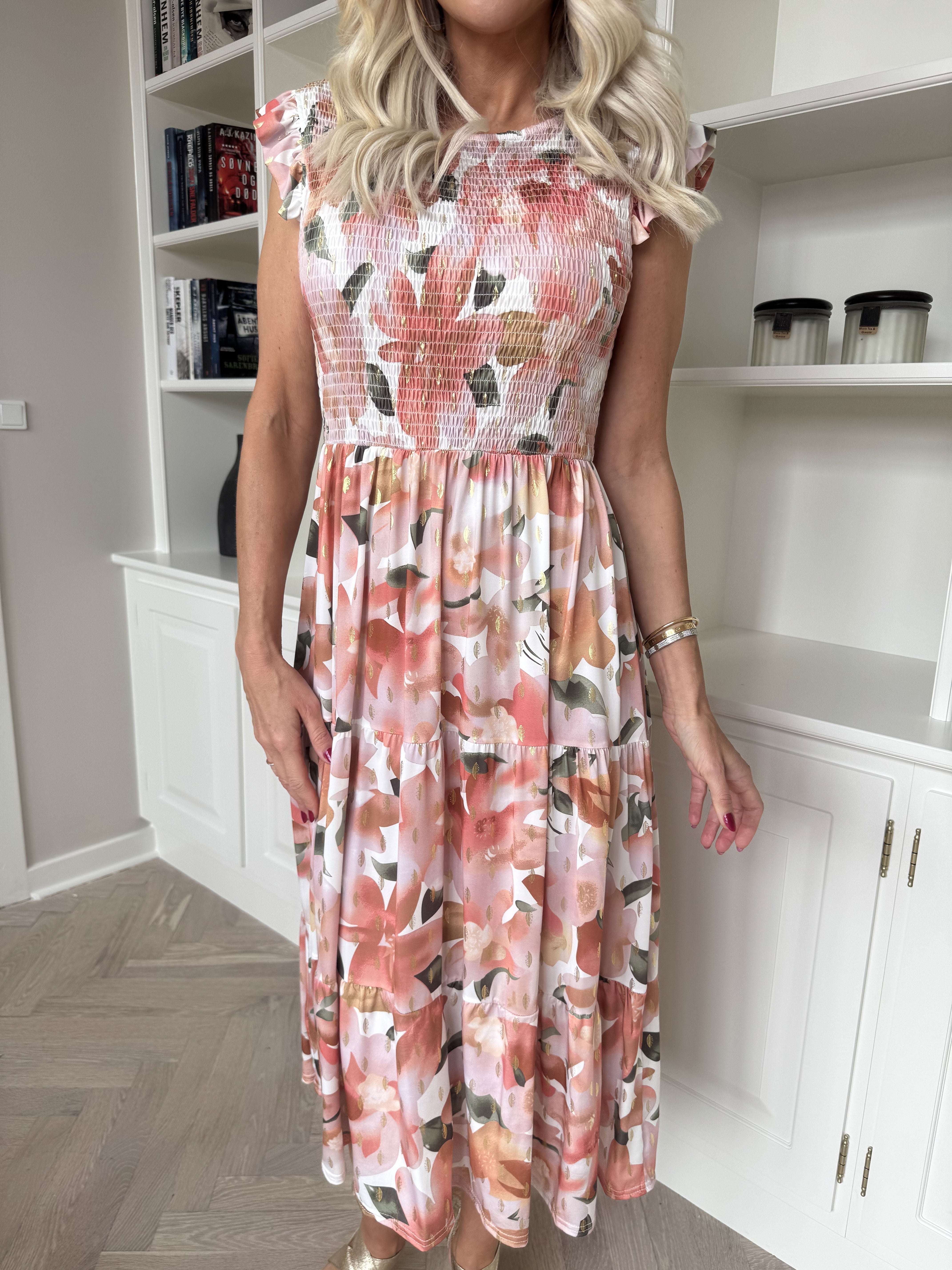 Kelly Floral Sleeveless - Blommig klänning med smockat bröst